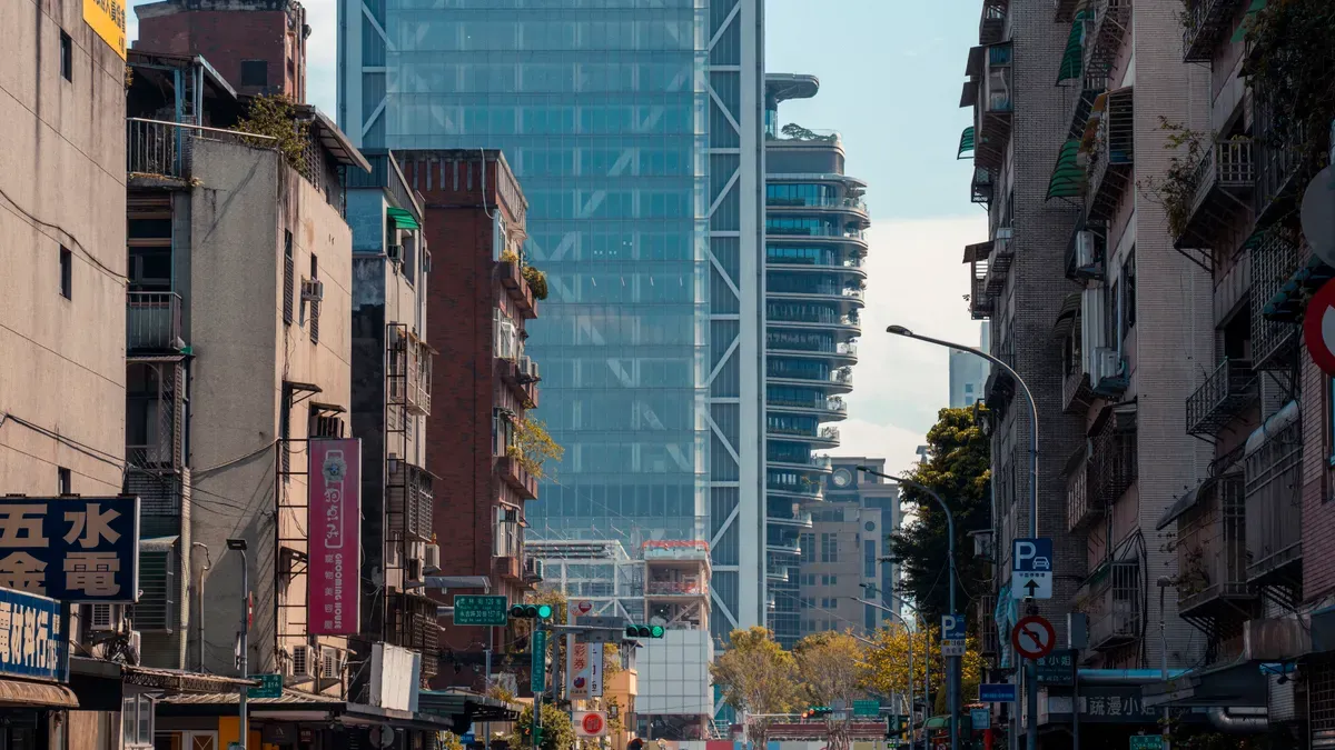 How Traditional Importers Can Use Chinese Sourcing Platforms Across Language Barriers